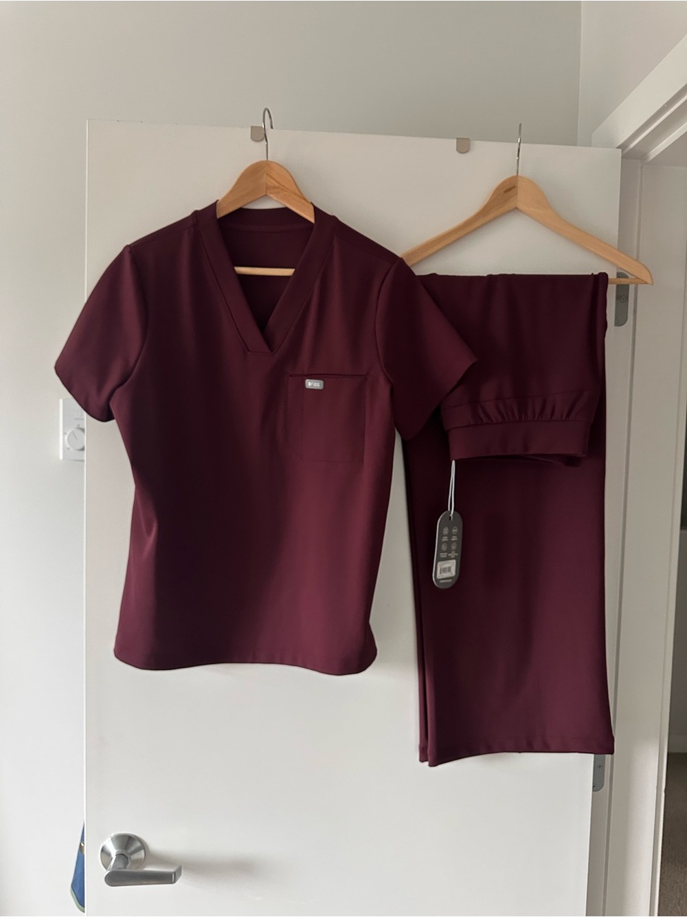 Figs Women's Like New Form X Burgundy V-Neck Wide Leg Set L